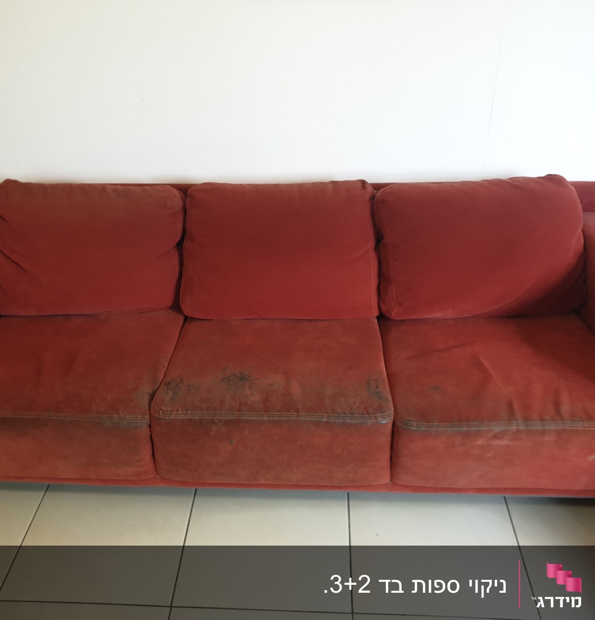 ספה אדומה עם כתמים על המושב